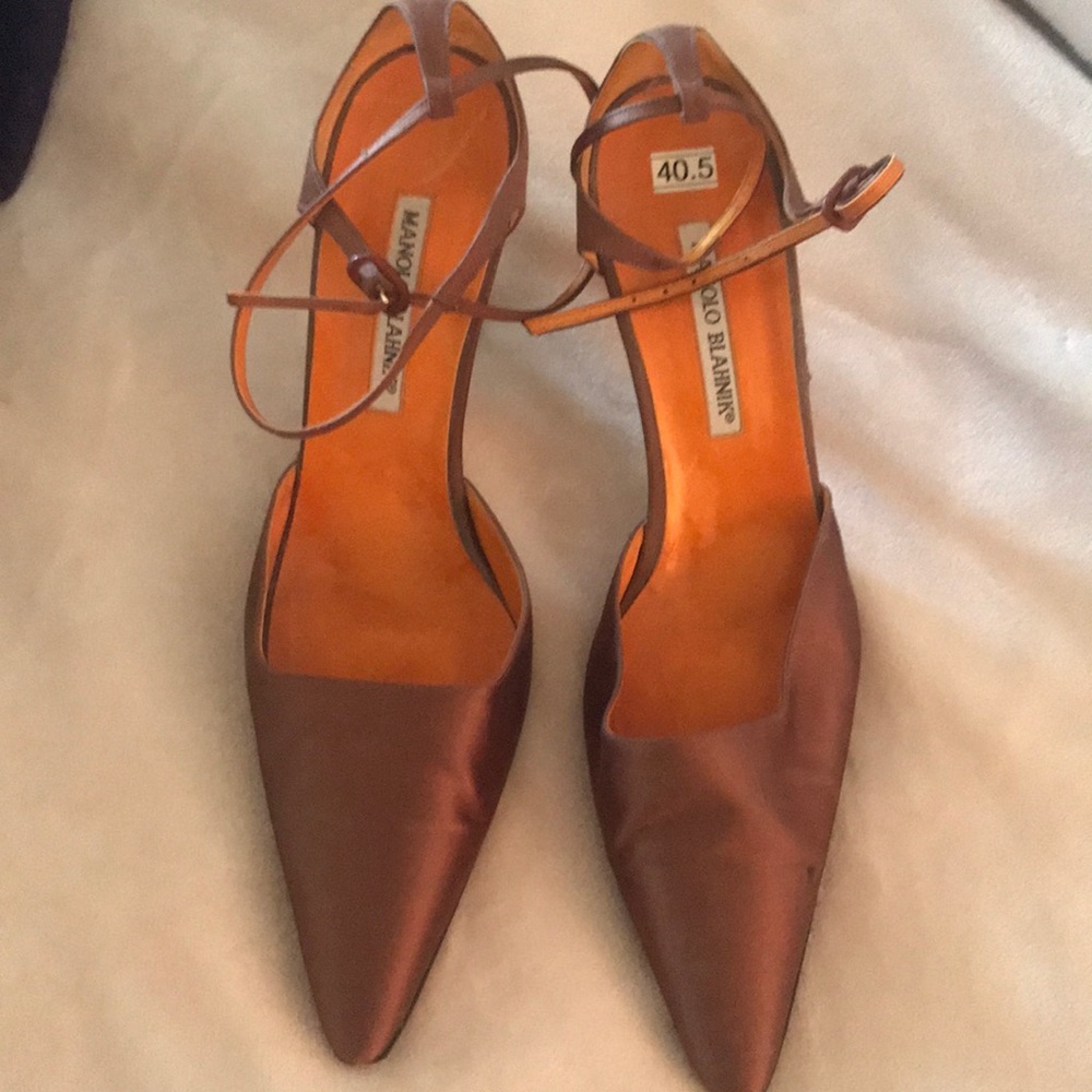 Gently used manolo blahnik. Worn twice.